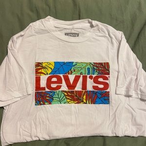 White Levi’s tshirt